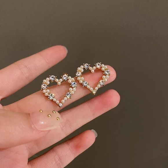 Jewelry - NWOT Heart shaped pearl stud earrings